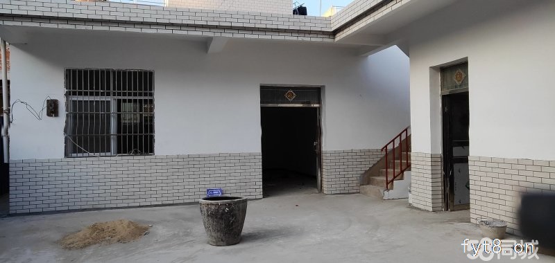 一楼超大带院装修好的,城中心地段,出路方便价格不贵吆